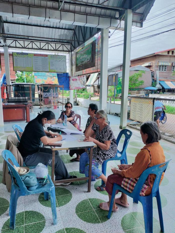 องค์การบริหารส่วนตำบลหนองบอน ออกให้บริการแก่ประชาชน เพื่อรับชำระค่าธรรมเนียมเก็บและขนขยะมูลฝอย