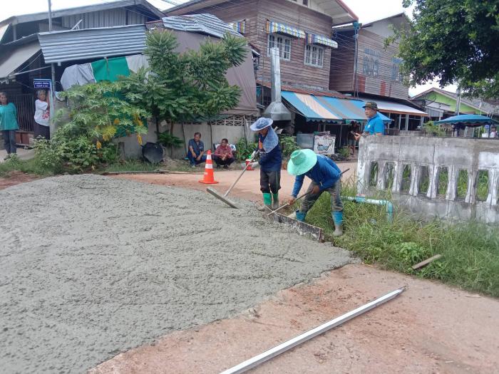 ส่วนงานกองช่างออกตรวจสอบความคืบหน้า โครงการซ่อมแซมถนนคอนกรีตเสริมเหล็ก ณ บ้านหนองบอน หมู่ที่ 9 สี่แยกศาลาประชาคม 